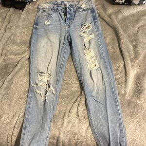 Cute White washed ripped jeans! Worn a few times fits really well!